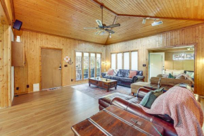 Lake Palestine Cabin Getaway on 1 Acre!